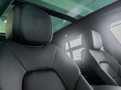 Certified 2025 Porsche Cayenne AWD/4WD image 33