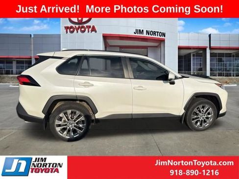 Used 2021 Toyota RAV4 XLE Premium FWD image 8