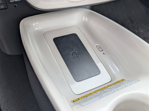 Used 2017 Toyota Prius Prime Premium image 29