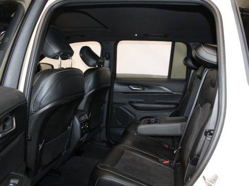 Used 2024 Jeep Grand Cherokee Altitude AWD/4WD image 9