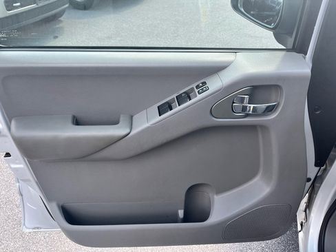 Used 2012 Nissan Frontier SV w/ SV Premium Utility Pkg image 12