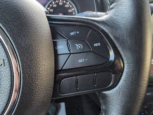 Used 2018 Jeep Renegade Altitude w/ UConnect 8.4 Nav Group FWD image 18
