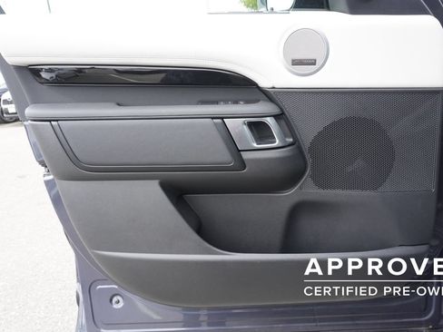 Used 2025 Land Rover Discovery S AWD/4WD image 17
