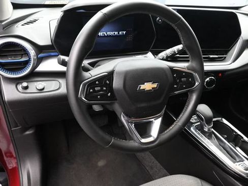 Used 2024 Chevrolet Trax LT w/ LT Convenience Package FWD image 24