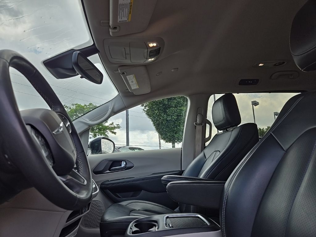 Used 2023 Chrysler Pacifica Touring-L FWD image 30