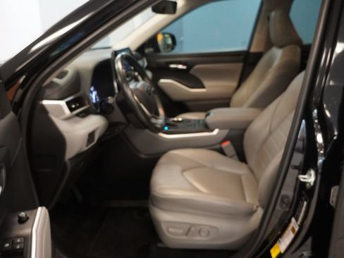 Used 2022 Toyota Highlander XLE AWD/4WD image 4
