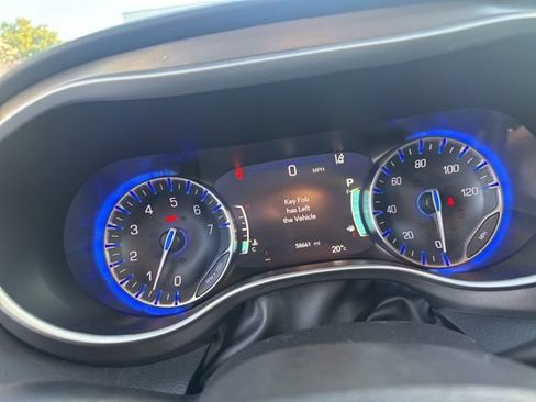 Used 2024 Chrysler Pacifica Touring-L FWD image 7