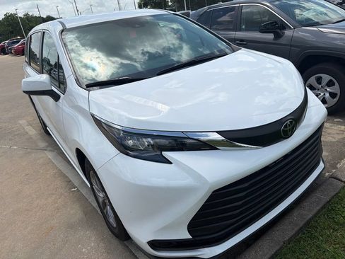 Used 2026 Toyota Sienna LE FWD image 6