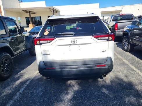 Used 2020 Toyota RAV4 XLE Premium FWD image 5