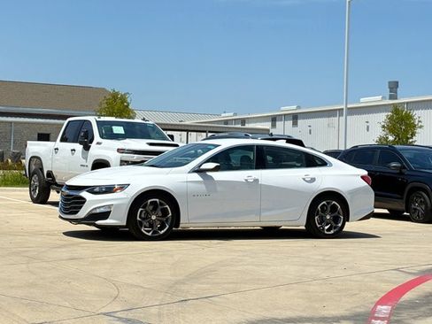 Used 2022 Chevrolet Malibu LT FWD image 2