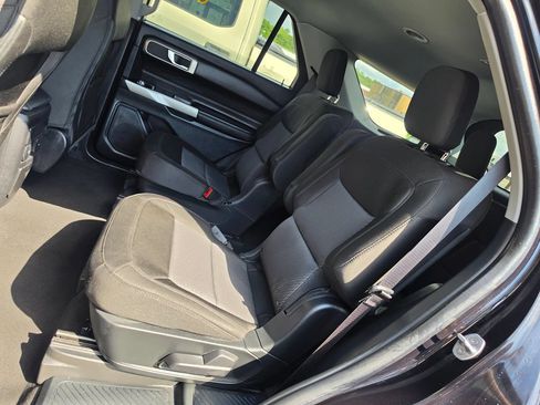 Used 2023 Ford Explorer XLT AWD/4WD image 7