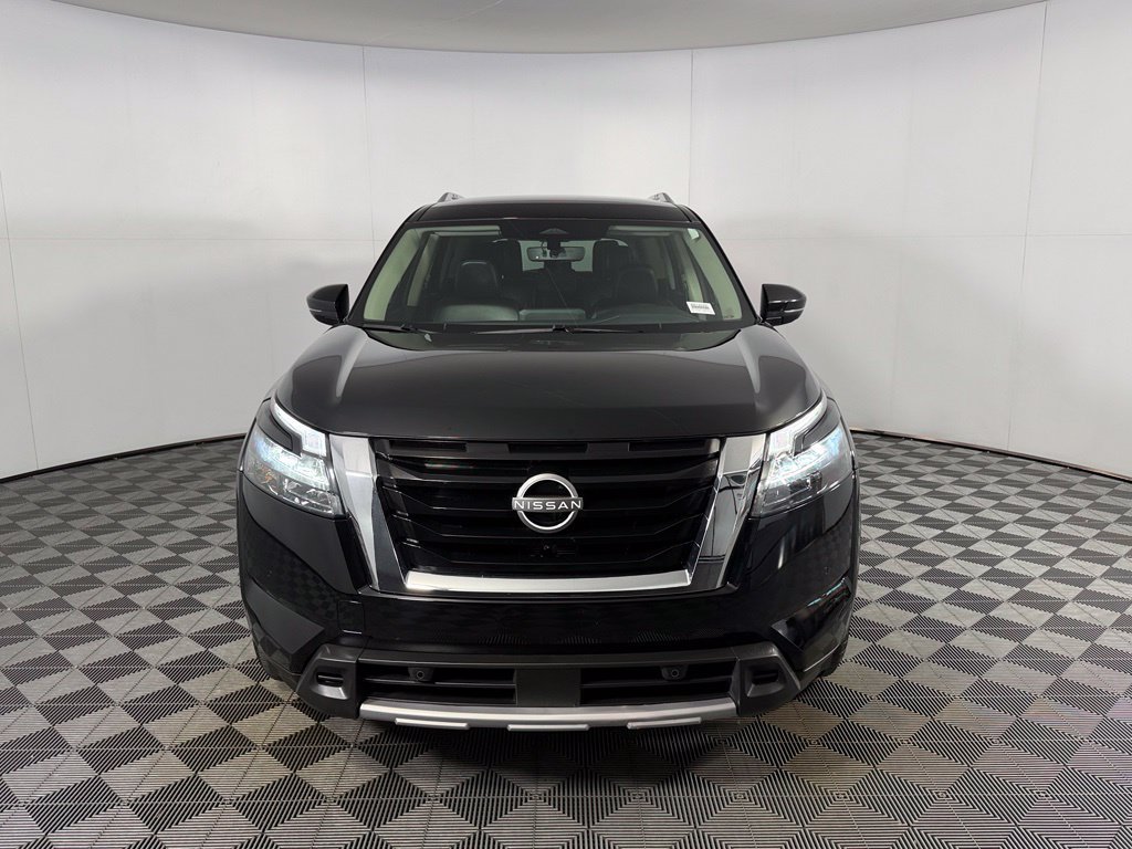 Used 2025 Nissan Pathfinder SL FWD image 3