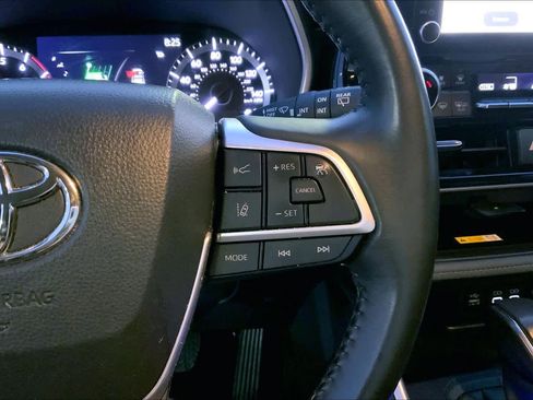 Used 2023 Toyota Highlander XLE image 23