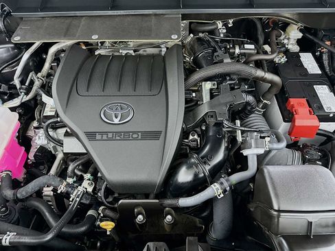 Used 2024 Toyota Highlander XLE image 29