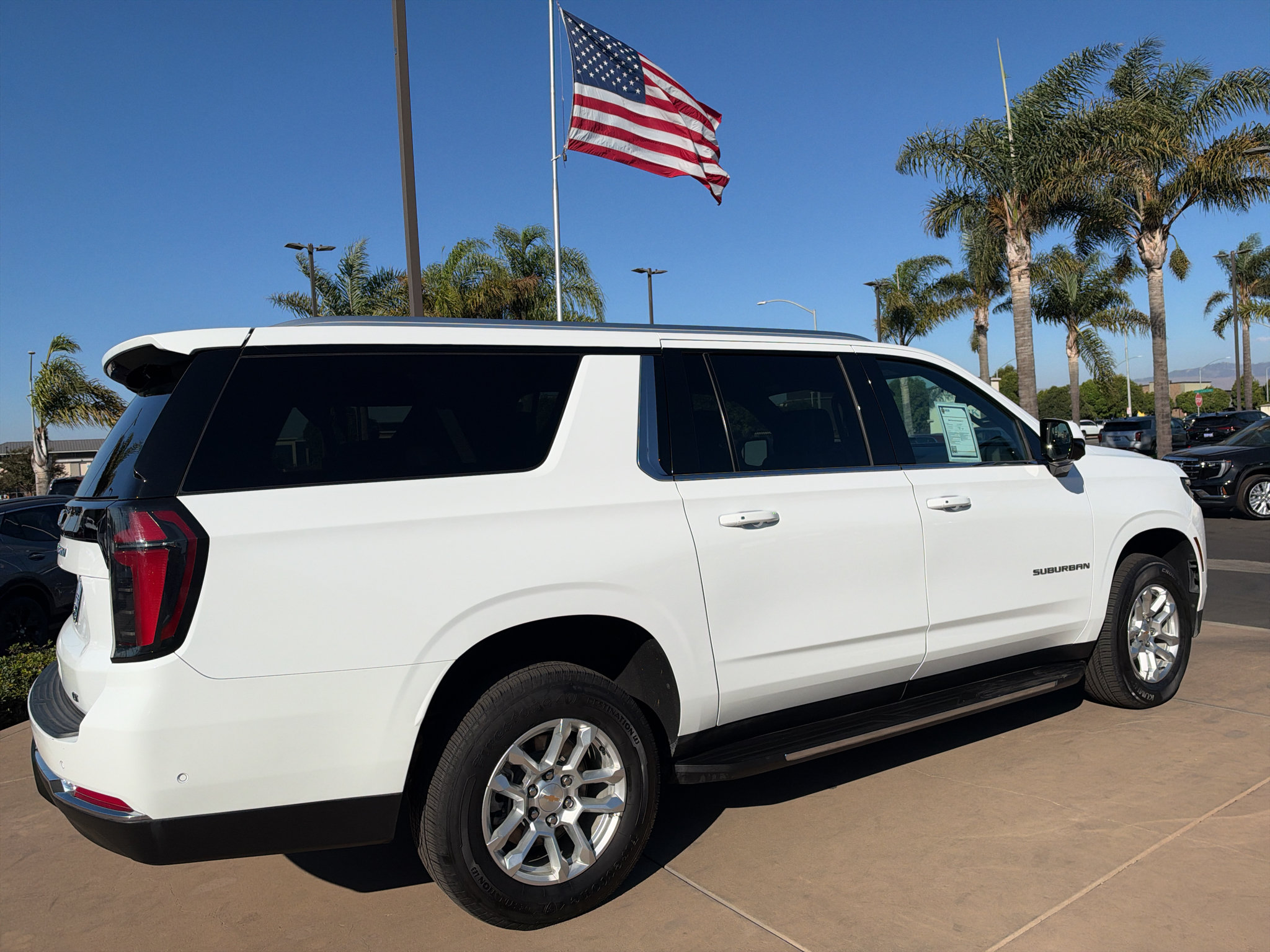 Used 2025 Chevrolet Suburban LT RWD image 5