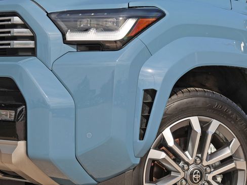 Used 2025 Toyota 4Runner Limited AWD/4WD image 12