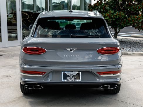 Used 2024 Bentley Bentayga image 11
