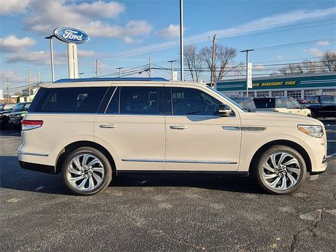 Used 2023 Lincoln Navigator Reserve image 7