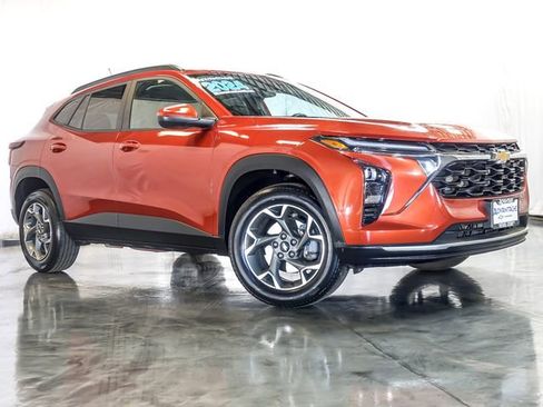 Certified 2024 Chevrolet Trax LT w/ Driver Confidence Package FWD image 2