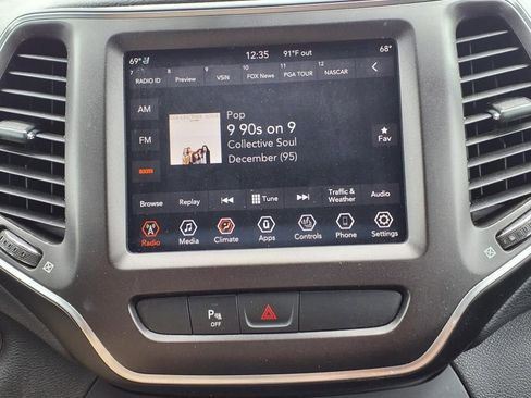 Used 2019 Jeep Cherokee Trailhawk image 19