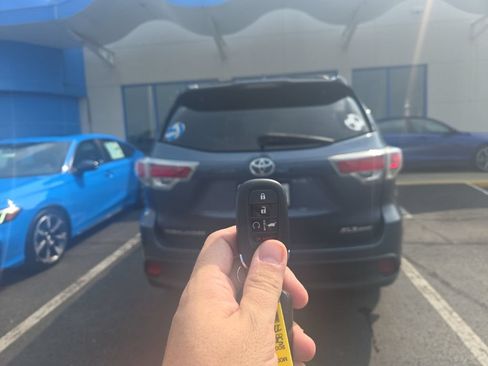 Used 2015 Toyota Highlander XLE AWD/4WD image 7