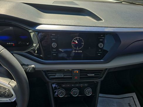 Used 2023 Volkswagen Taos SE w/ Panoramic Sunroof Package image 17