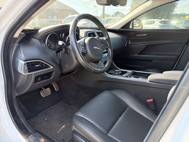 Used 2019 Jaguar XE Premium RWD image 9