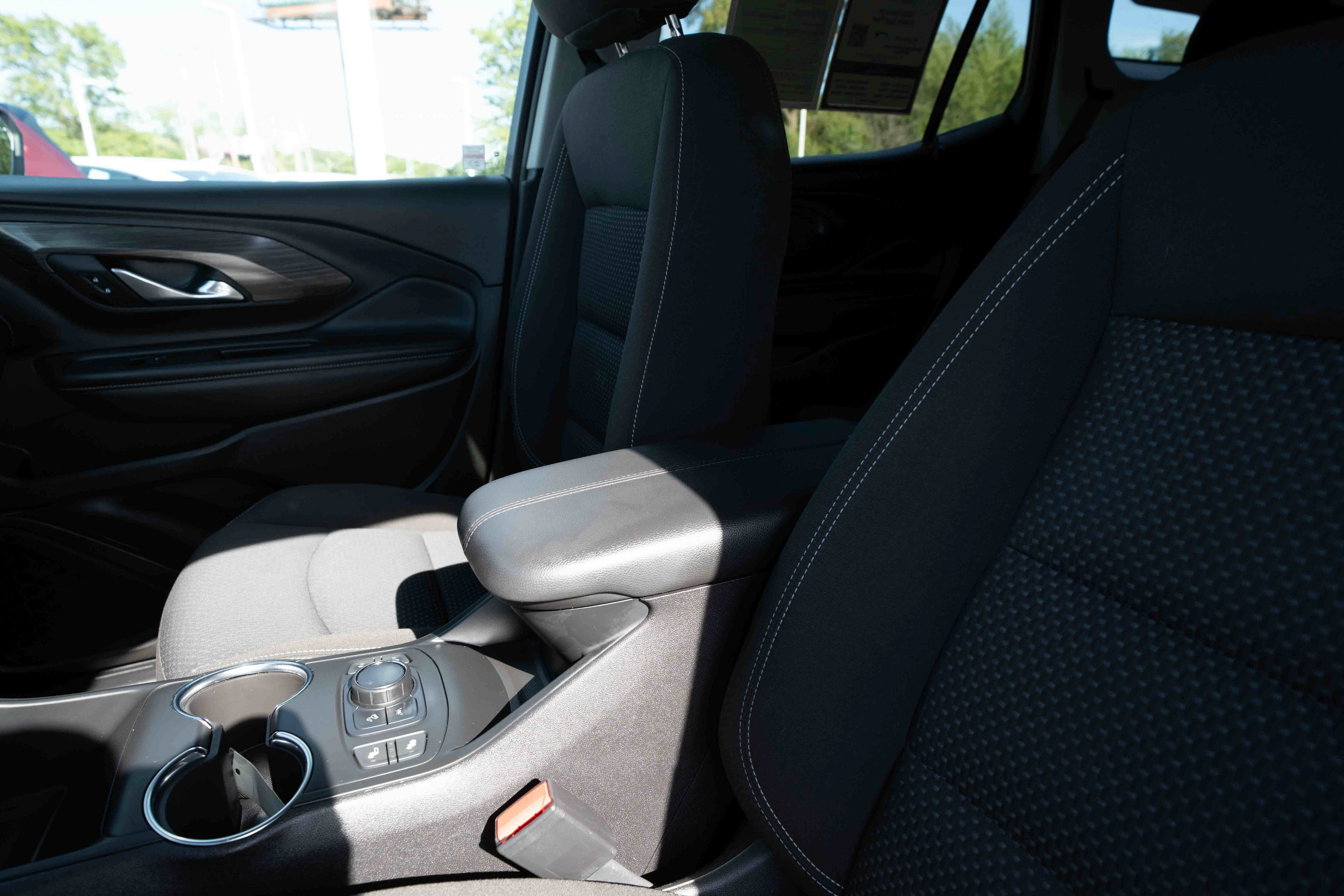 Used 2024 GMC Terrain SLE w/ Driver Convenience Package FWD image 10