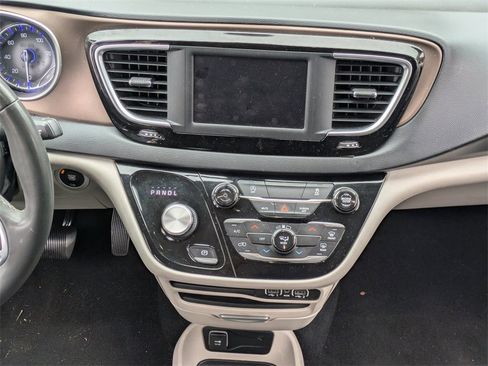 Used 2022 Chrysler Voyager LX image 18