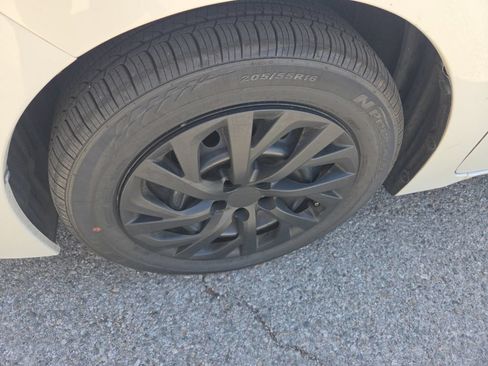 Used 2017 Toyota Corolla LE w/ Carpet Mat Package (TMS) FWD image 10