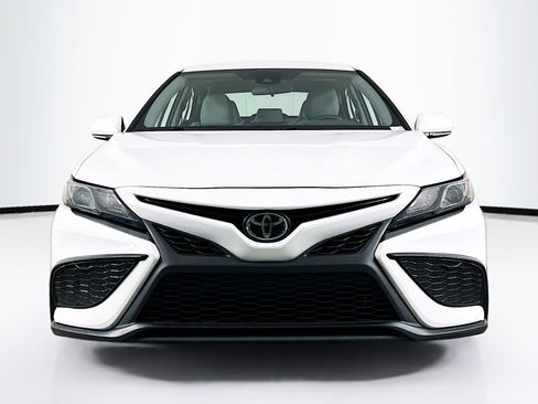 Used 2022 Toyota Camry SE image 2