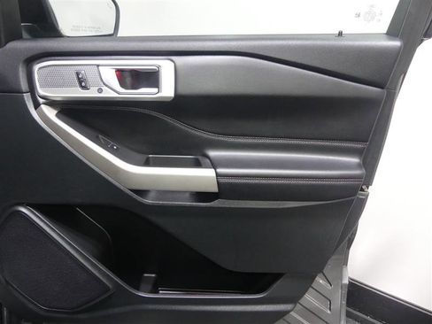 Used 2023 Ford Explorer Limited image 19