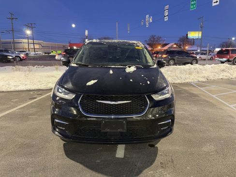 Used 2024 Chrysler Pacifica Touring-L image 8