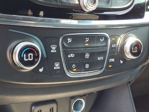 Used 2023 Chevrolet Traverse LT FWD image 16