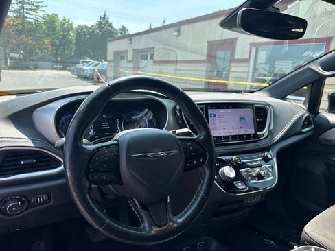 Used 2021 Chrysler Pacifica Touring w/ S Appearance Package FWD image 10