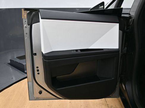 Used 2024 Tesla Cybertruck AWD Crew Cab image 44