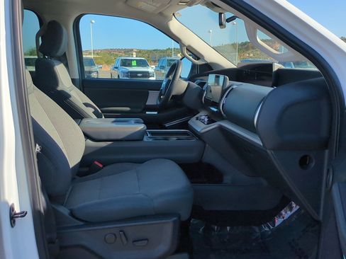 Used 2025 Ford Expedition Active AWD/4WD image 31
