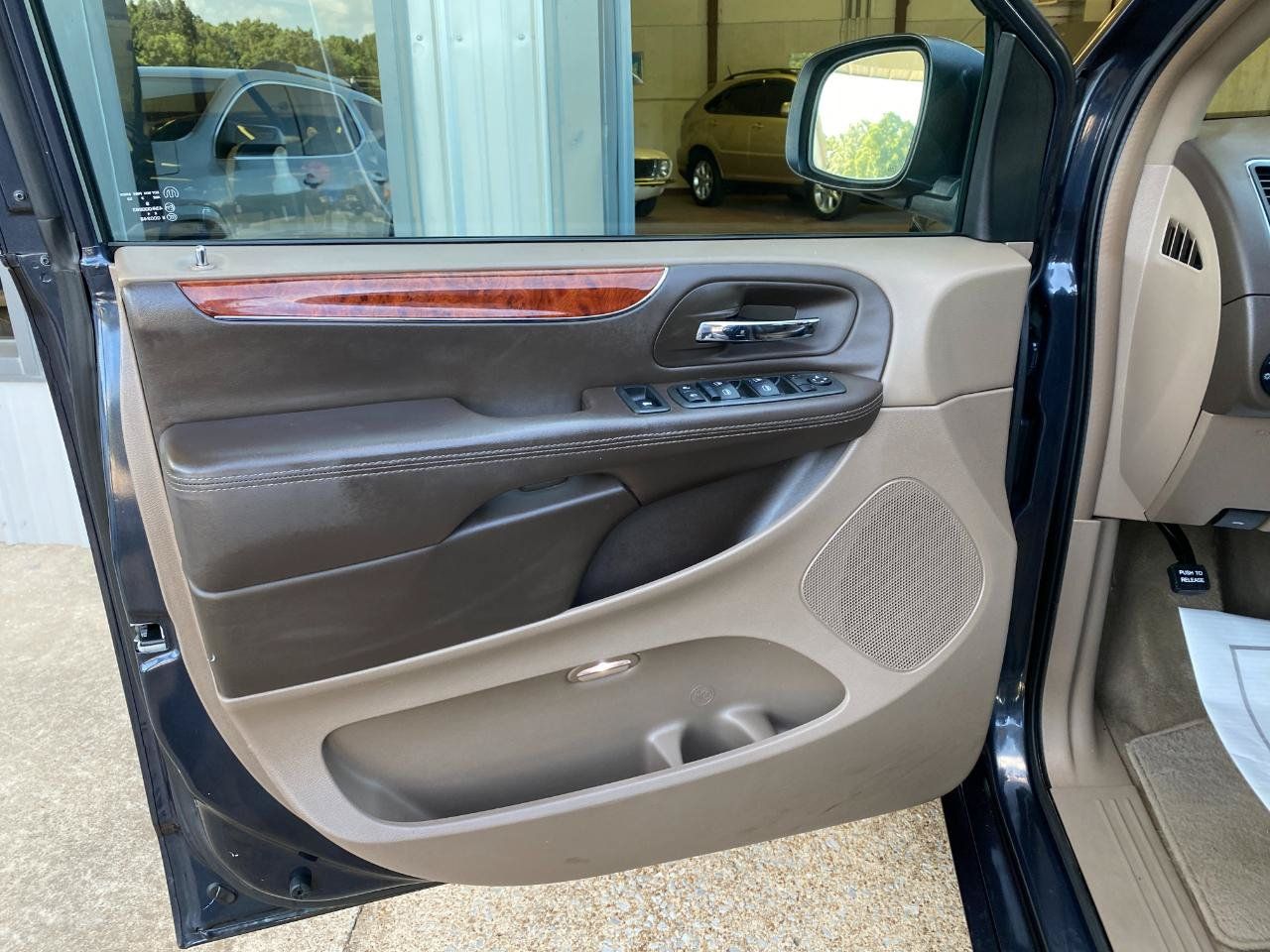 Used 2014 Chrysler Town & Country Touring-L w/ Driver Convenience Group FWD image 12