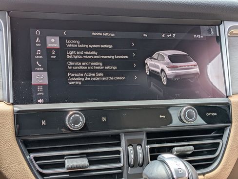 Certified 2024 Porsche Macan AWD/4WD image 19