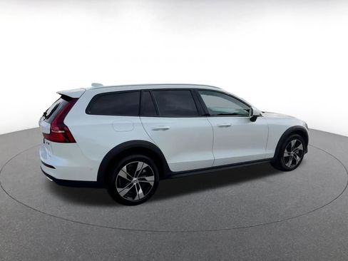 Used 2025 Volvo V60 B5 Cross Country Plus image 14