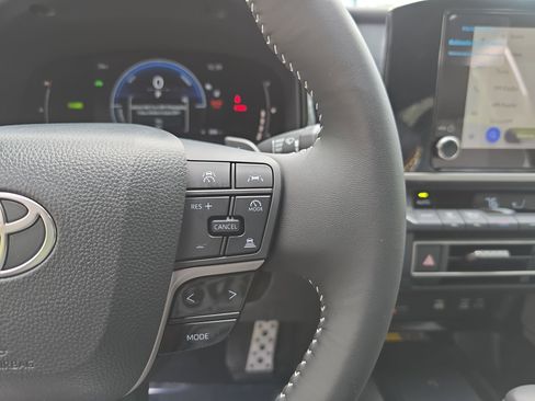 Used 2025 Toyota Camry SE w/ Convenience Package image 17