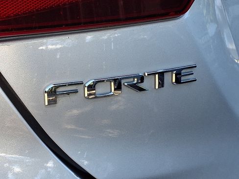 Used 2019 Kia Forte LXS FWD image 4