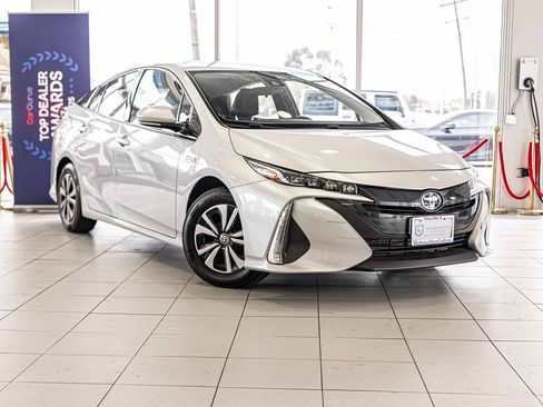 Used 2018 Toyota Prius Prime Premium image 5