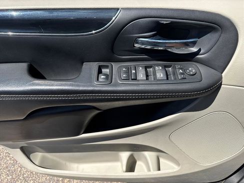 Used 2014 Chrysler Town & Country Touring-L FWD image 21