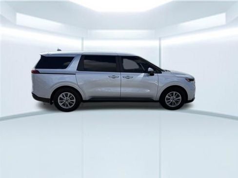Used 2023 Kia Carnival LX image 5