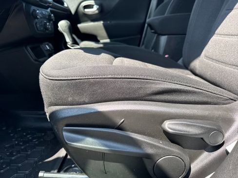 Used 2018 Jeep Renegade Latitude w/ Advanced Technology Group FWD image 14