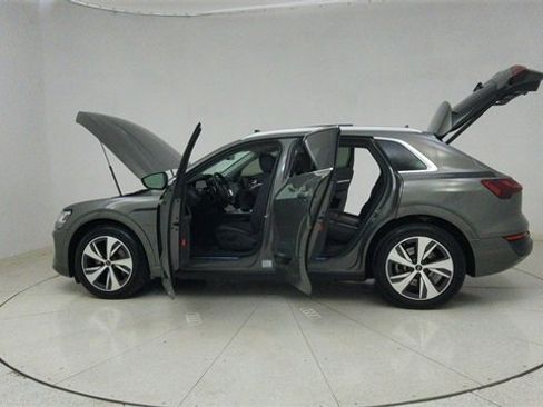 Used 2024 Audi Q8 e-tron Premium image 74