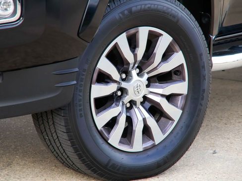 Used 2022 Toyota Tacoma Limited image 27