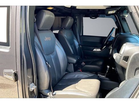 Used 2017 Jeep Wrangler Unlimited Rubicon w/ Connectivity Group AWD/4WD image 47