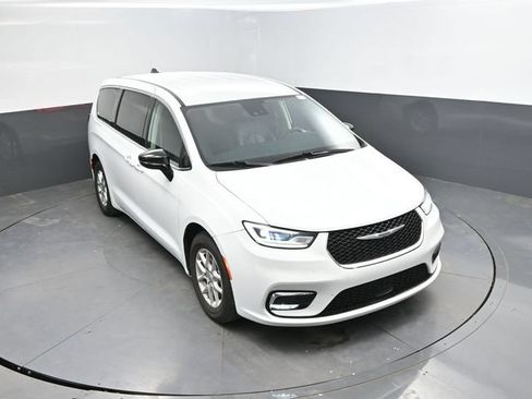 Used 2024 Chrysler Pacifica Touring-L FWD image 37